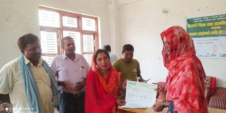 सिरहाको भगवानपुरमा राष्ट्रिय कृषक समुह महासंघद्वारा बिउ पुजी वितरण