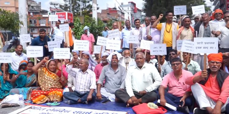 तराईका विभिन्न जिल्लाबाट आएका गाउँघरमा लेनदेन गर्नेहरूद्वारा काठमाडौंमा धर्ना र प्रदर्शन