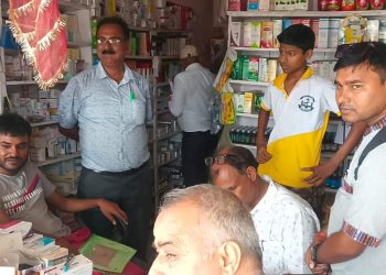 सिरहाका फार्मेसीहरुमा अनुगमन:तीन औषधि पसलहरु नवीकरण नगरेको भेटियो