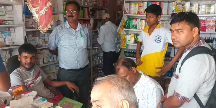 सिरहाका फार्मेसीहरुमा अनुगमन:तीन औषधि पसलहरु नवीकरण नगरेको भेटियो