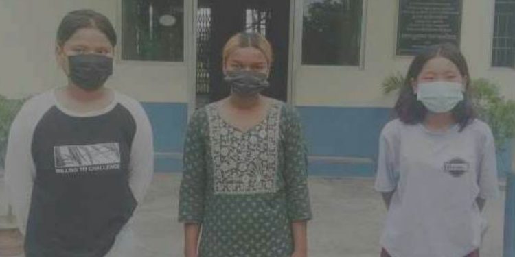 सप्तकोशी किनारमा महिलालाई कु टपिट गर्ने तीन महिलालाई प्रहरीले गर्यो सार्वजनिक