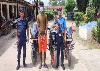 सिरहाको गोलबजार बाट चो री भएका तिन मोटरसाईकल सहित एकजना युवक प क्राउ
