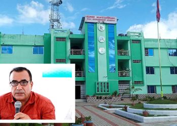 दमक नगरपालिकाका प्रमुख प्रशासकीय अधिकृत डम्बरुप्रसाद निरौलाले क्वार्टरमै एक महिलासँग अ नैतिक गतिविधि गर्दै गरेको भिडियो सार्वजनिक