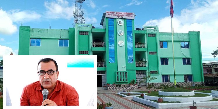 दमक नगरपालिकाका प्रमुख प्रशासकीय अधिकृत डम्बरुप्रसाद निरौलाले क्वार्टरमै एक महिलासँग अ नैतिक गतिविधि गर्दै गरेको भिडियो सार्वजनिक