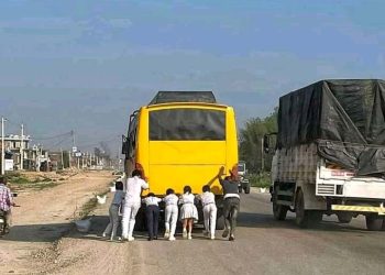 स्कूल बसमा विधार्थीहरुले धक्का दिँदै