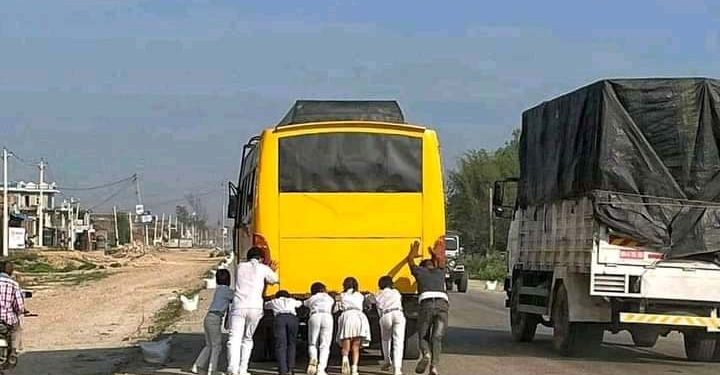 स्कूल बसमा विधार्थीहरुले धक्का दिँदै