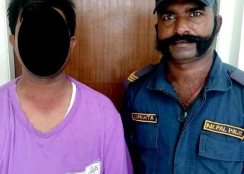 मधेश प्रदेशः बिजुलीको पोलमा बाँधेर कु टपिट गर्ने एक जना प क्राउ