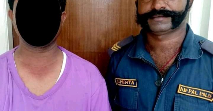 मधेश प्रदेशः बिजुलीको पोलमा बाँधेर कु टपिट गर्ने एक जना प क्राउ