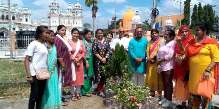 जानकी मन्दिरको फूलबारीमा जनकपुरियन लेडिज ग्रुपद्वारा वृक्षरोपण