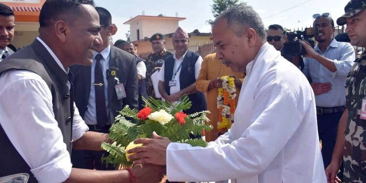 महोत्तरी : उपराष्ट्रपति यादवबाट फहराइयो ११० फिट अग्लो राष्ट्रिय झण्डा