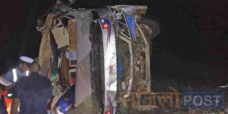 काठमाडौंबाट जनकपुर हुँदै महोत्तरी आउँदै गरेको तीर्थयात्री बोकेको बस बारामा दुर्घटना,७ जनाको मृ त्यु, १९ जना घाइते