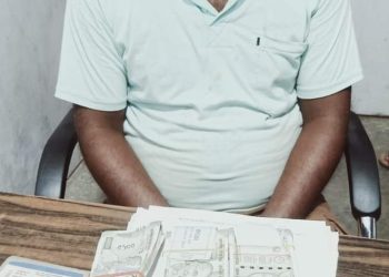 पर्समा स्रोत नखुलेको नगदसहित एक भारतीय नागरिक प क्राउ