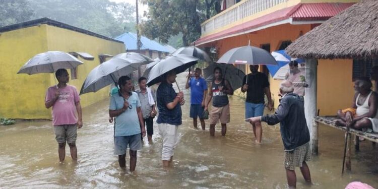 लगातारको वर्षाले सप्तरीको सकरपुरा जलमग्न, प्रदेश सभा सदस्य सिंहले गरे निरिक्षण