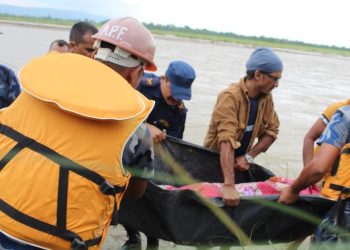 कमला नदीले बगाएको दम्पती मध्ये श्रीमतीको श व फेला,श्रीमान अझै बेप त्ता