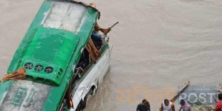 त्रिशूली नदीमा बस खस्दा ८ जनाको मृ त्यु, १५ जना घाइते