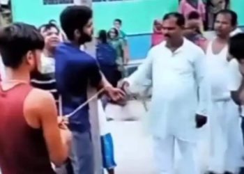मधेस प्रदेश : वडाध्यक्षकै अगाडि युवकलाई पोलमा बाँधेर निर्घात कु टपिट,एक जना प क्राउ