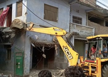 सप्तरीको राजविराजमा हुलाकी राजमार्ग अतिक्रमण गरी बनाइएका संरचना हटाउन आइतबार बिहानै देखि डोजर चल्यो