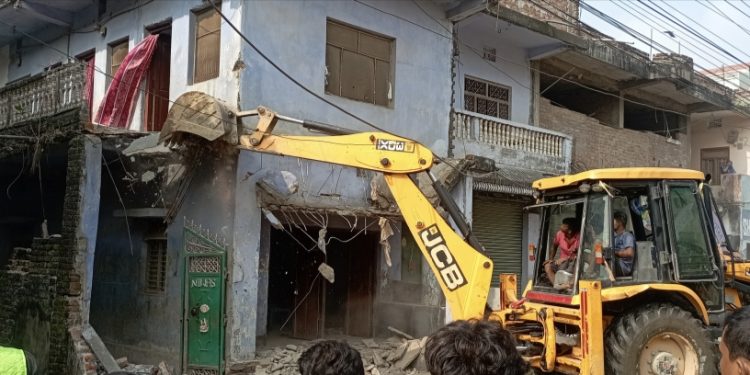 सप्तरीको राजविराजमा हुलाकी राजमार्ग अतिक्रमण गरी बनाइएका संरचना हटाउन आइतबार बिहानै देखि डोजर चल्यो