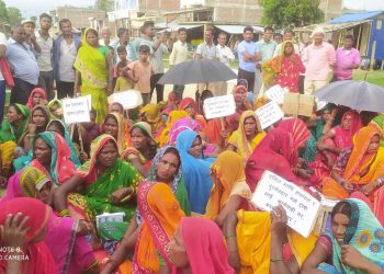 सिरहा : न्यायको माग गर्दै ईलाका प्रहरी कार्यालय मेहेशपुर पतरीमा धार्ना