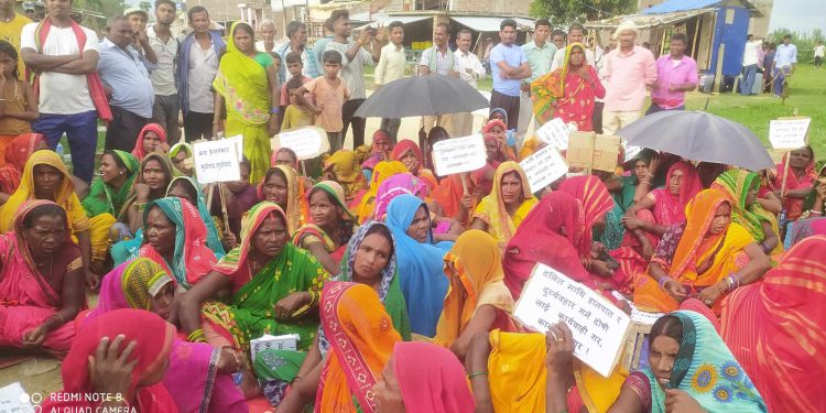 सिरहा : न्यायको माग गर्दै ईलाका प्रहरी कार्यालय मेहेशपुर पतरीमा धार्ना