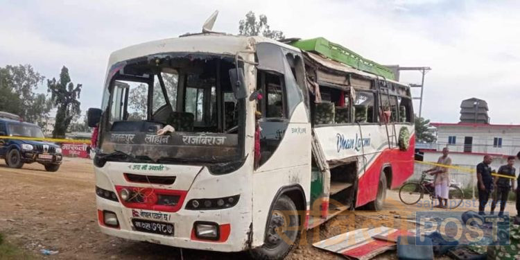 सप्तरी राजविराजबाट जनकपुरतर्फ आउँदै गरेको बस सिरहामा दुर्घटना हुँदा दुई जनाको मृ त्यु, २५  घाइते