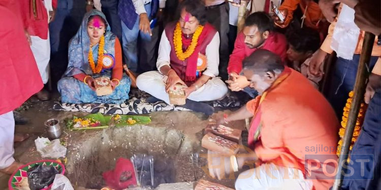 सिरहा : जनता अवास कार्यक्रम अन्तर्गतको भवन शिलान्यास