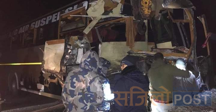 मधेस प्रदेश : बस र ट्रक ठाेक्किँदा तीन जनाको मृत्यु २७ जना घाइते