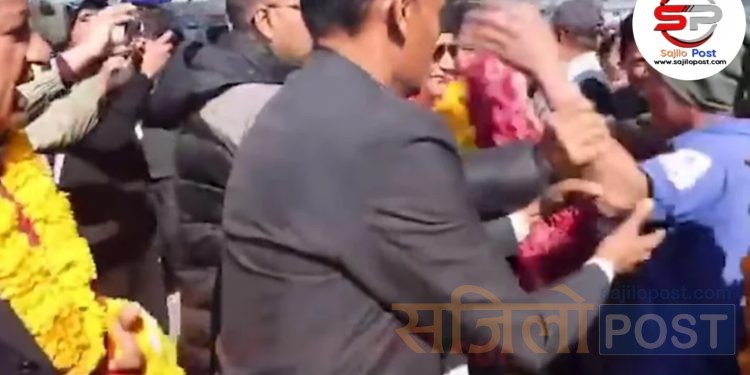 एमालेका अध्यक्ष केपी शर्मा ओलीमाथि मुक्का प्रहार