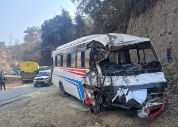 बस र ट्रक ठोक्किँदा २० जनाभन्दा बढी घाइते, तीन गम्भीर