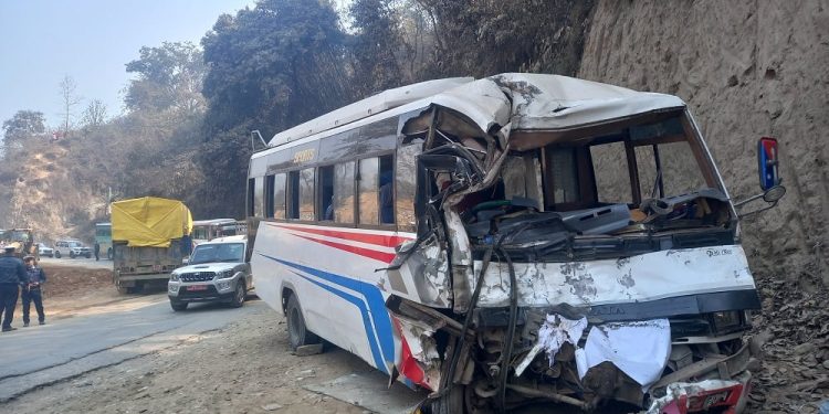 बस र ट्रक ठोक्किँदा २० जनाभन्दा बढी घाइते, तीन गम्भीर