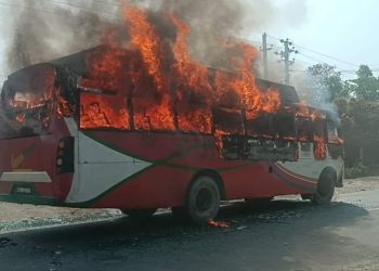 सर्लाहीमा बसले ठक्कर दिदा एक जना गम्भीर घाईते,स्थानीयद्धारा बसमा आगजनी
