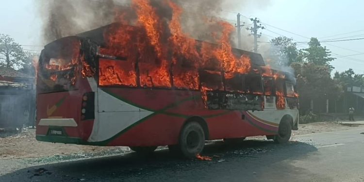 सर्लाहीमा बसले ठक्कर दिदा एक जना गम्भीर घाईते,स्थानीयद्धारा बसमा आगजनी