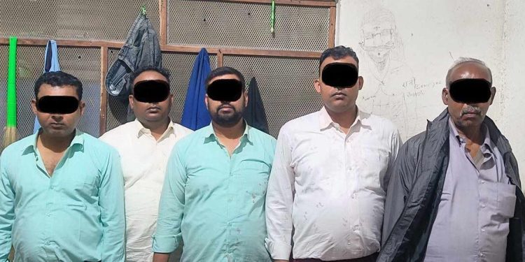 दाईजोमा सुनको सिक्री नदिएको भन्दै बिहे रद्द गर्ने बेहुला सहित ५ जनालाई पर्सा प्रहरीले गर्यो सार्वजनिक