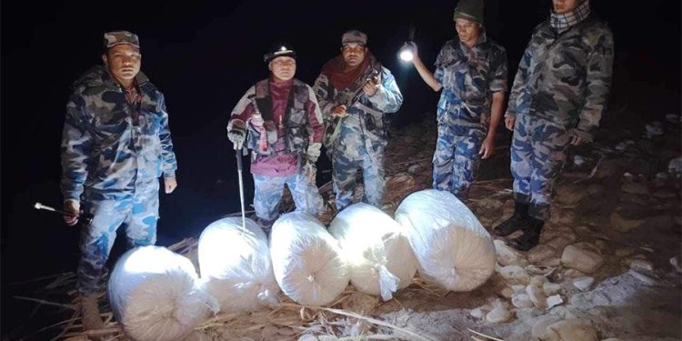 सप्तकोशी नदीबाट डुंगामा लैजाँदै गरेको १६४ किलो गाँजा बरामद
