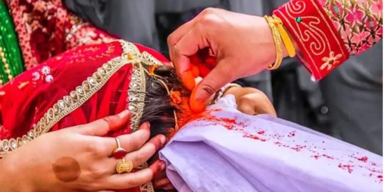 अनैतिक सम्बन्धको आरोप लगाएर नातामा देवर–भाउजू पर्नेको जबर्जस्ती विवाह गराएर गाउँ निकाला
