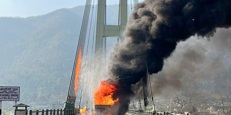 आगलागीबाट भएको क्षतिको कारण कर्णाली पुलमा आवतजावत बन्द