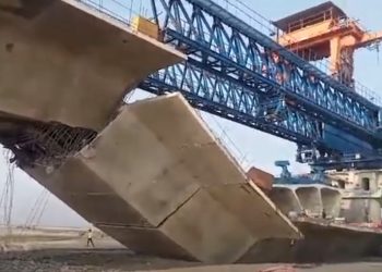 कोसीमा बनिरहेको भारतकै सबैभन्दा ठुलो पुलको हिस्सा खस्दा १ जनाको मृत्यु