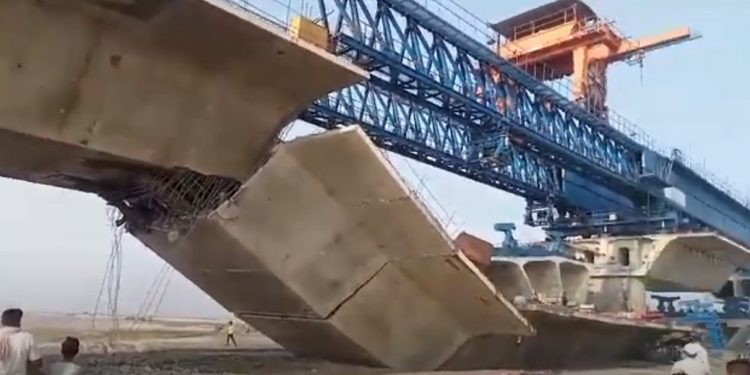 कोसीमा बनिरहेको भारतकै सबैभन्दा ठुलो पुलको हिस्सा खस्दा १ जनाको मृत्यु
