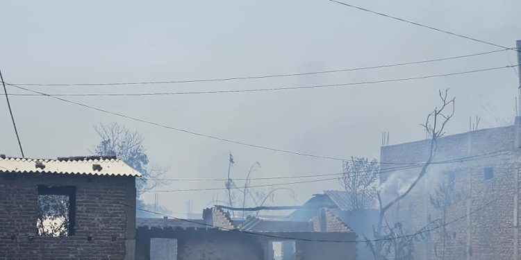 महोत्तरीको मटिहानीमा सयौ घर जलेर नष्ट, आगो अझैँ नियन्त्रण बाहिर