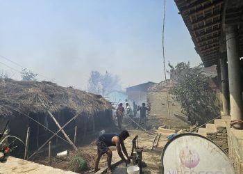 महोत्तरीको मटिहानीमा सयौ घर जलेर नष्ट, आगो अझैँ नियन्त्रण बाहिर