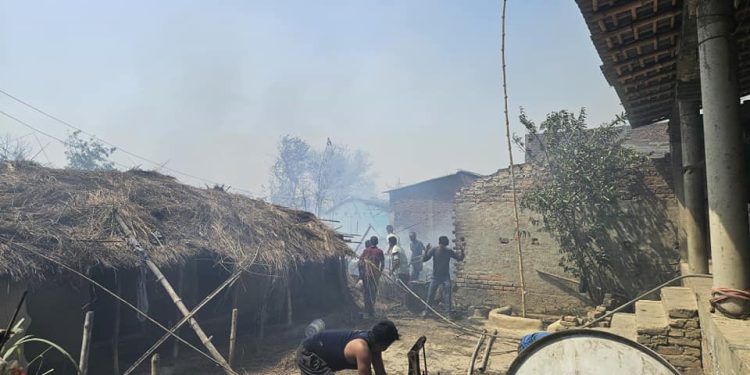 महोत्तरीको मटिहानीमा सयौ घर जलेर नष्ट, आगो अझैँ नियन्त्रण बाहिर