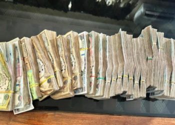 स्रोत नखुलेको २२ लाख रुपैयाँसहित दुईजना प्रहरी फन्दामा
