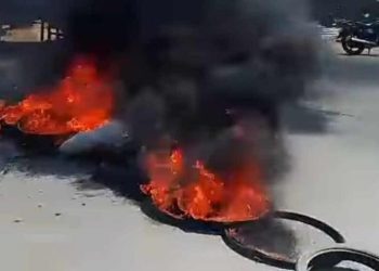 धनुषामा स्थानीयबासी र प्रहरीबीच झडप, ९ सेल अश्रुग्यास प्रहार