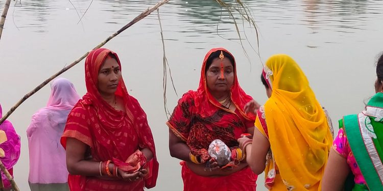 उदाउँदो सूर्यलाई अर्घ्य दिँदै चैती छठ सम्पन्न