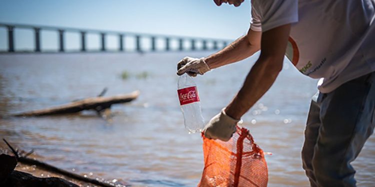 विश्वमै प्लास्टिक प्रदूषणको प्रमुख कारण बन्यो कोका–कोला