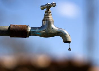 धनुषामा पानीका स्रोत सुक्न लागेपछि दमकलबाट पानी वितरण