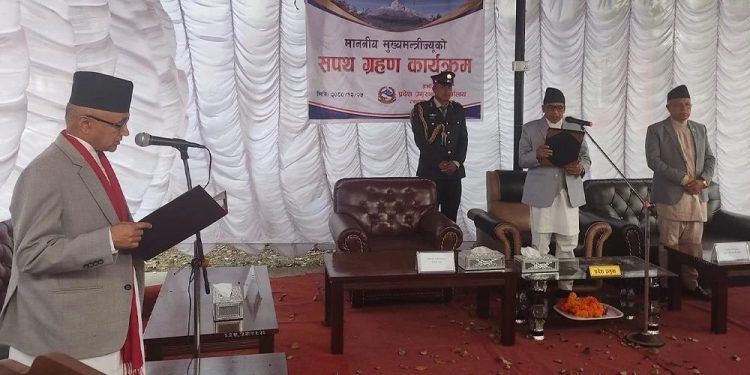 नवनियुक्त मुख्यमन्त्री सहित २ मन्त्रीले लिए शपथ