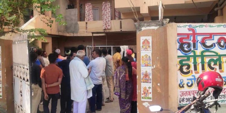 जनकपुरको एक होटेलमा महिला र पुरूष झुन्डिएको अवस्थामा फेला