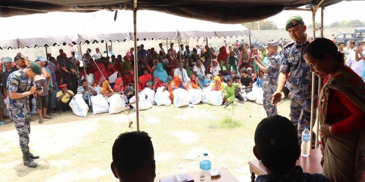 महोत्तरीका आगलागी पिडितहरुलाई सशस्त्र प्रहरी परिवार महिला संघद्धारा राहत वितरण