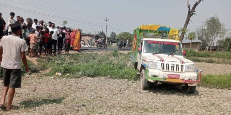 सिरहामा गाडीको ठक्करबाट एक बालकको मृत्यु